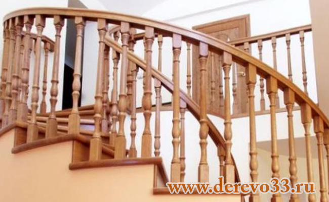 Деревянная лестница изогнутой формы